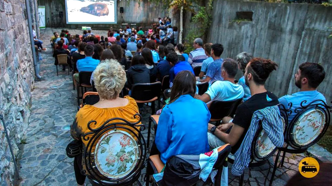 Cinemobilul- caravana de proiecţii de filme, unică în România, lansată de un tânăr clujean | GALEIE FOTO