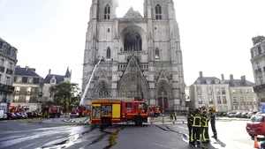 Bărbatul reţinut după incendierea catedralei din Nantes riscă ani grei de închisoare şi o amendă consistentă