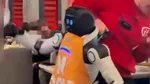 Un robot chelner a început să spargă farfurii în mijlocul unui restaurant. Mai mulți oameni au încercat să-l oprească