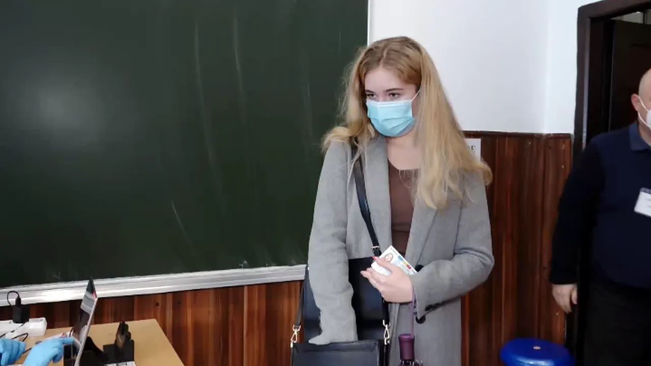 Alegătorii îşi pun toate speranţele în vot. Cu ce gânduri s-au îndreptat astăzi spre urne: „Sunt foarte obişnuită să merg la vot”