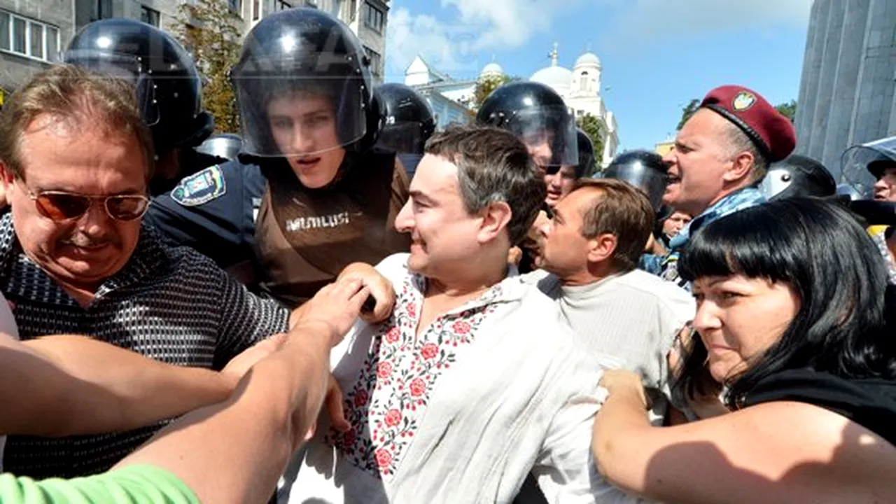 Poliţia ucraineană dispersează cu gaze lacrimogene o manifestaţie la Kiev