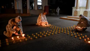 Veniţi de luaţi Lumină! Cum a arătat noaptea de Înviere celebrată pentru prima oară în istorie fără credincioşi în bisericile din România