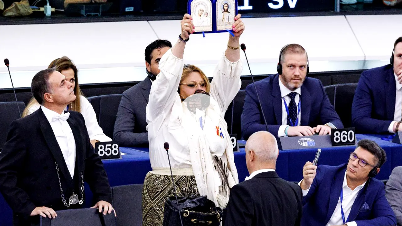 Diana Şoşoacă a ajuns vedetă în presa internaţională: primul cartonaş roşu / Ce făcea Lazarus în timp ce avocata urla