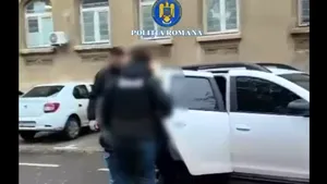 Profita când colegii ridicau gunoiul și le instala aplicații bancare. Credite de 110.000 de lei. VIDEO