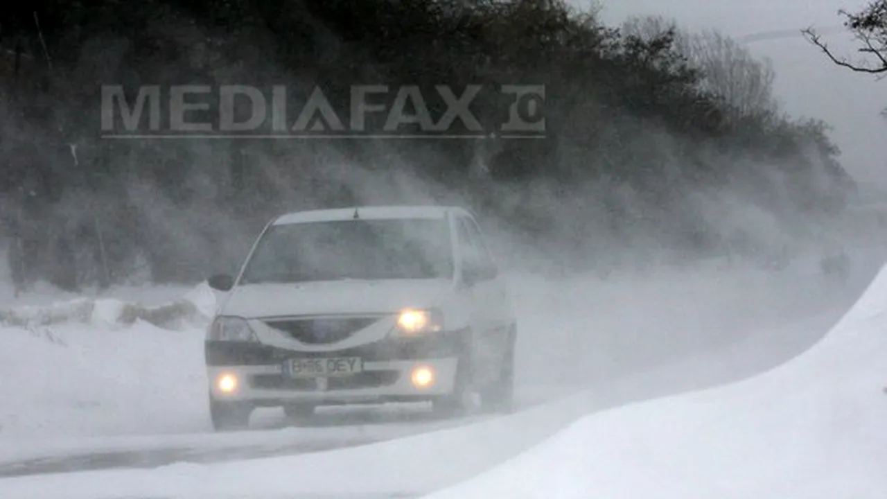 Circulaţie îngreunată de zăpadă şi viscol pe DN 17 în Pasul Tihuţa