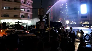 Circa 300 de persoane, arestate după proteste la Teheran. Cinci membri ai forţelor de securitate au murit în timpul confruntărilor