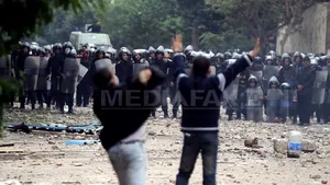 Poliţia a intervenit pentru evacuarea Pieţei Tahrir din Cairo. Trei protestatari au murit asfixiaţi cu gaze lacrimogene, patru au fost împuşcaţi mortal - VIDEO