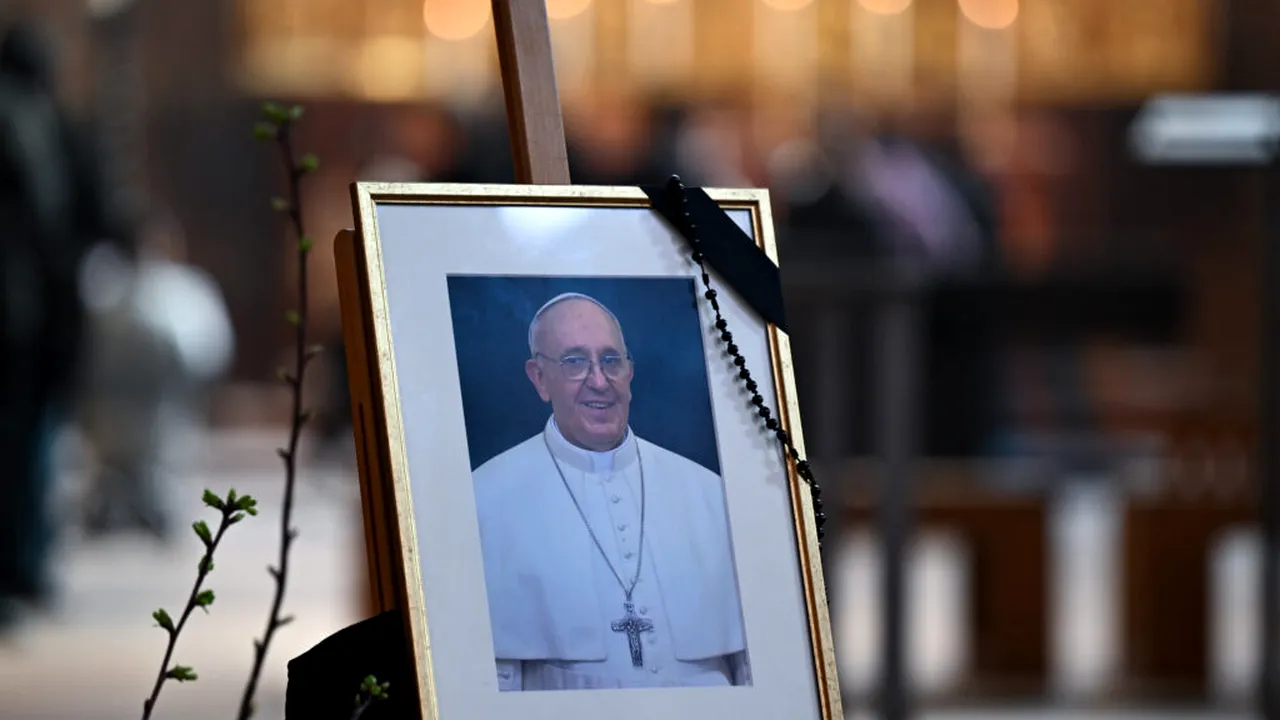 Cardinalii și pelerinii, în rugăciune la mormântul Papei Francisc