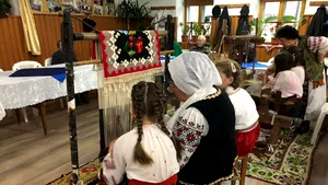 Comuna din România unde tradiţiile nu au dispărut. Elevii învaţă arta meşteşugurilor de la bătrânele satului - FOTO, VIDEO