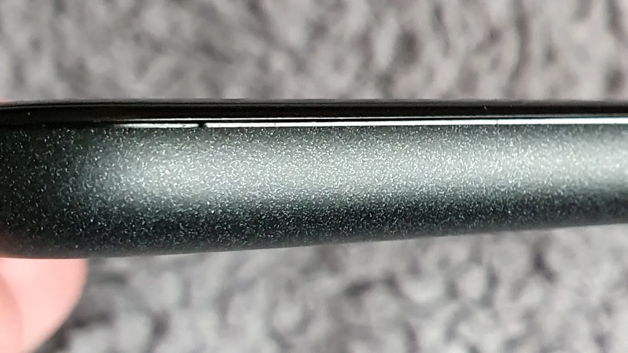 Telefon cu gaură. Primii cumpărători ai noului Google Pixel 5 au avut parte de o surpriză neplăcută