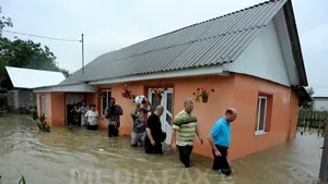 Băsescu a promis localnicilor din Buruieneşti că vor fi daţi bani pentru construcţia unui dig