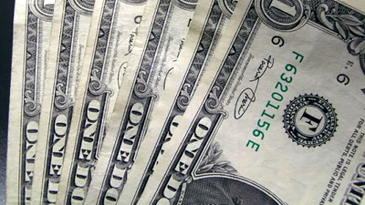 Dolarul american a atins maximul ultimelor 7 luni faţă de euro
