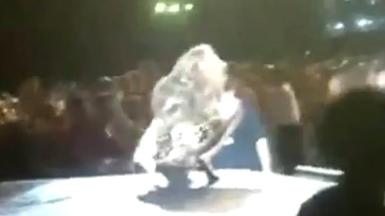 Beyonce a căzut pe scenă în timpul unui concert - VIDEO