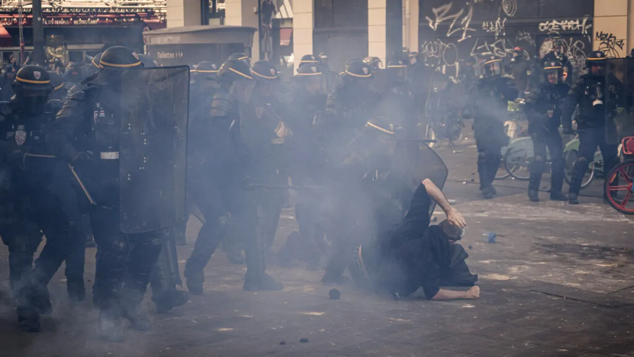 Protestele din Franța. Un candidat la prezidențiale cere mobilizarea armatei