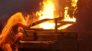 Lady Gaga, concert cu pianul în flăcări - VIDEO
