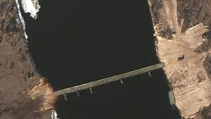 Un nou semn de îngrijorare. Într-o noapte a apărut un pod peste un râu important din Belarus, la mai puţin de 6 km de graniţa cu Ucraina