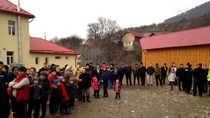 PROTEST al copiilor şi părinţilor pe drumul unde un adolescent băut a provocat 3 accidente - FOTO