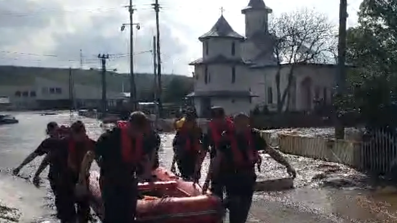 Inundaţii puternice în sudul Moldovei. Peste 5.000 de gospodării afectate în judeţul Galaţi; patru persoane decedate / Mai multe drumuri sunt închise / În continuare se acţionează pentru salvarea persoanelor