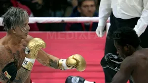 Mickey Rourke a revenit în ringul de box şi a câştigat un meci după doar două runde