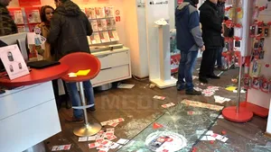 URMĂRILE PROTESTELOR DIN BUCUREŞTI: Primele imagini cu jaful magazinului din Piaţa Unirii. Poliţia a identificat 7 persoane - VIDEO
