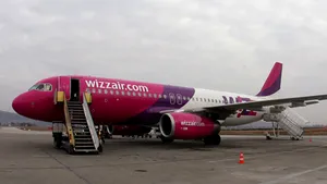 O cursă Wizz Air s-a întors pe Aeroportul Băneasa după coliziunea cu o pasăre