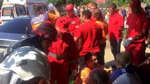 ALEGERI LOCALE 2016: 20 de persoane rănite, după ce au căzut de pe un podeţ rupt. Primar Plopu: E de pe vremea lui Ceauşescu, a cedat din cauza greutăţii