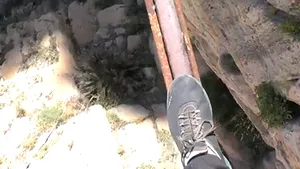 Ai avea curaj să mergi pe aici? Cum arată cea mai periculoasă potecă din lume - VIDEO