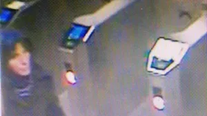 Cine este femeia suspectată de crimă la staţia de metrou Dristor. Ce transmitea aceasta pe pagina personală de facebook/ Agresoarea, urmărită penal pentru omor calificat. Procurorii cer arestarea ei