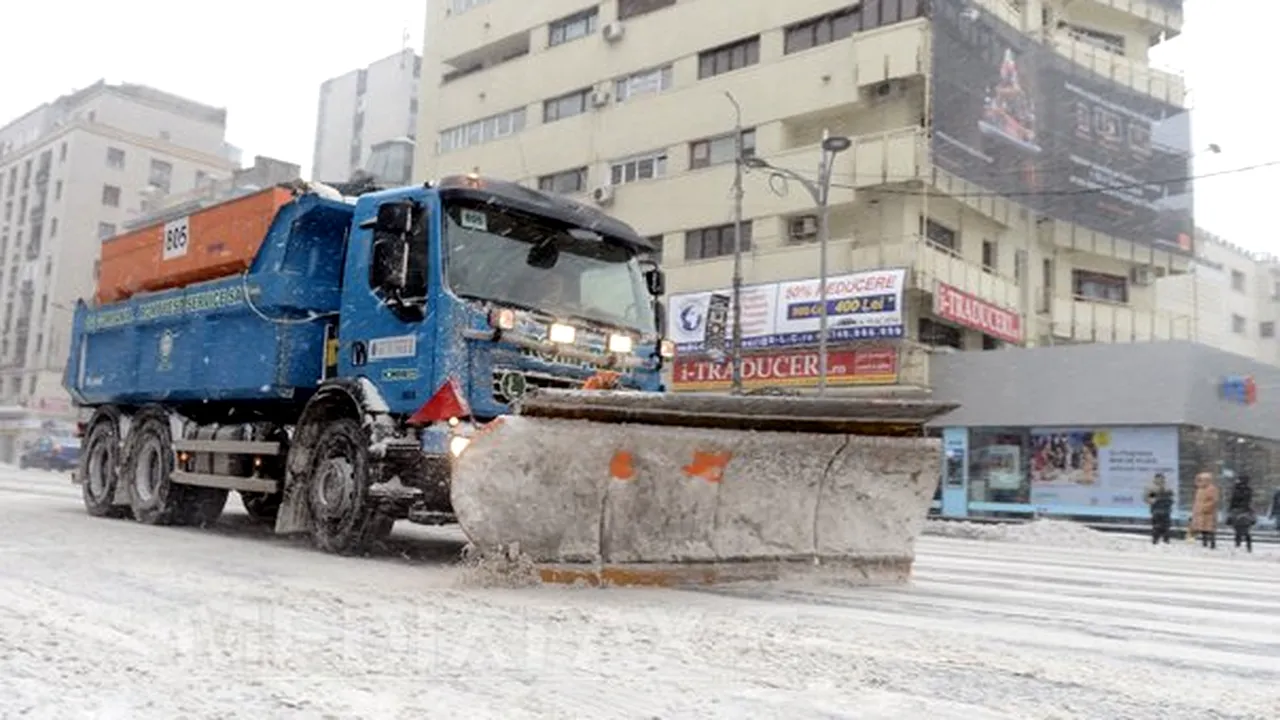 SITUAŢIA ÎN BUCUREŞTI: Străzile laterale deszăpezite 80 la sută în sectoarele 2 şi 3 şi 40 la sută în sectoarele 5 şi 6