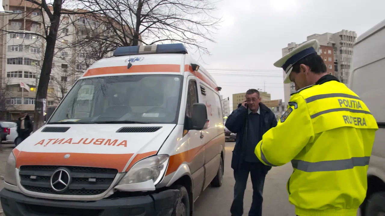 Vrancea: Şoferul unei ambulanţe private a rămas fără permis pentru că a condus cu 142 km/ h