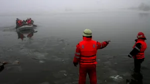 Doi copii, căzuţi sub gheaţa unui râu, au murit la spital (Video)