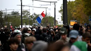 Proteste masive în Franța. Ciocniri între poliție și protestatari. Forțele de ordine au folosit gaze lacrimogene și tunuri cu apă la Paris