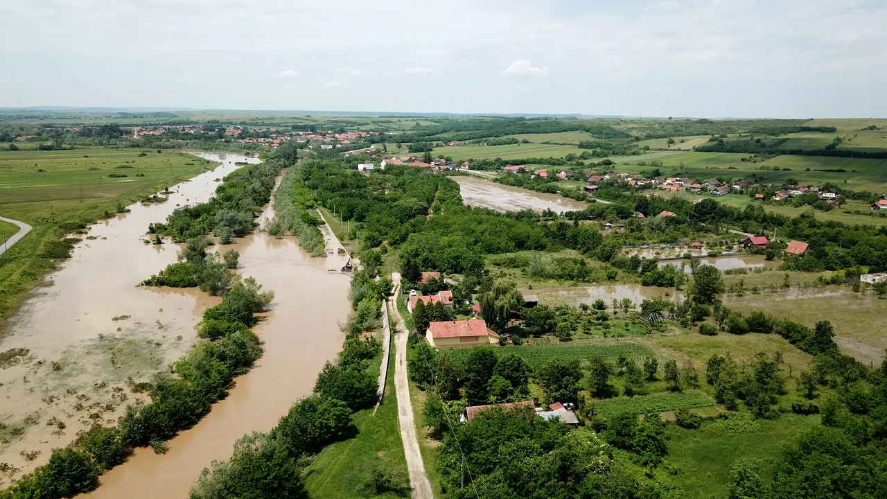 Meteo: România nu scapă de ploile abundente.COD ROŞU în mai multe judeţe din ţară