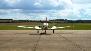 Un avion cu 2 persoane la bord s-a prăbușit pe un câmp din New York