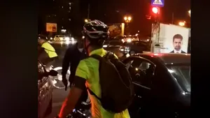 Incident în traficul din Capitală: Un şofer a ieşit din maşină şi a scos un pistol în faţa unor biciclişti | VIDEO