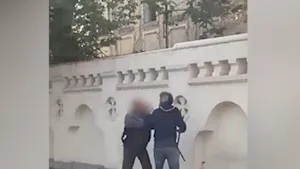Bătaie între doi bărbaţi în faţa sediului Poliţiei Galaţi, oprită de un trecător | VIDEO