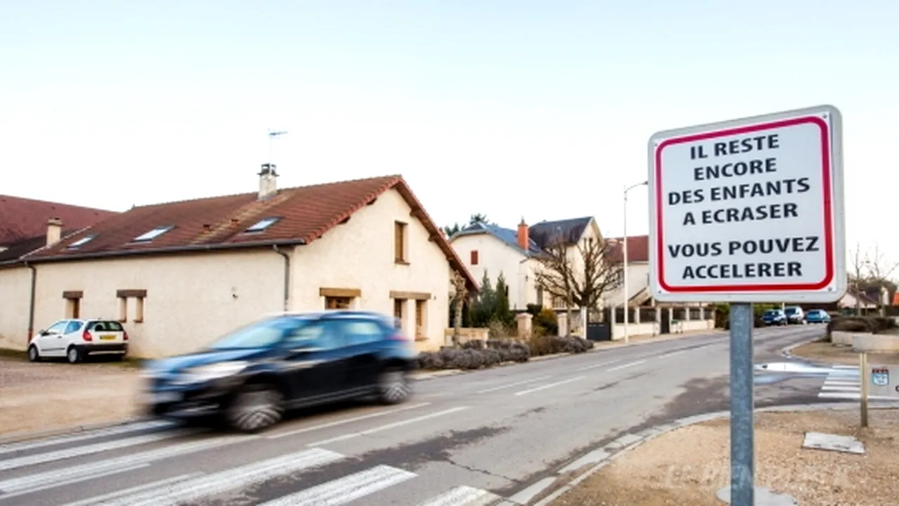 Indicator rutier lângă o şcoală din Franţa: Acceleraţi! Mai sunt copii de lovit cu maşina!