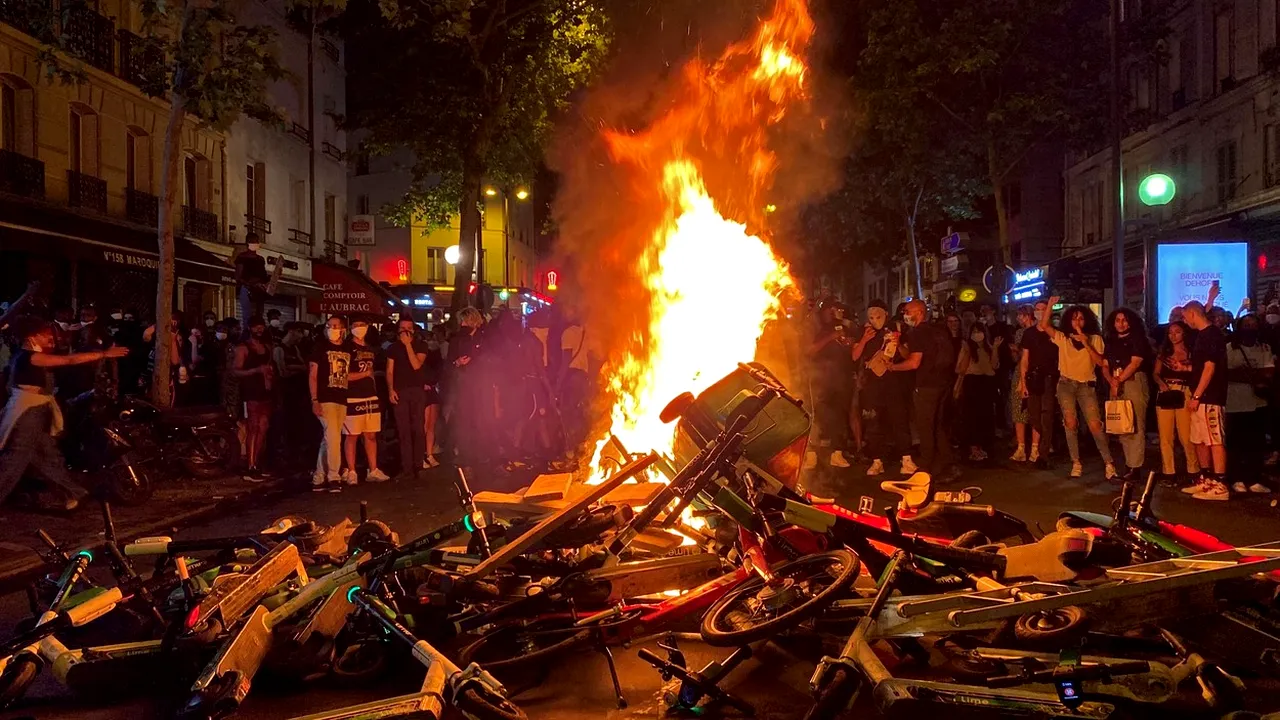 Proteste violente în Paris. Forţele de ordine au folosit gaze lacrimogene pentru a dispersa protestatarii care cereau dreptate pentru Adama Traore
