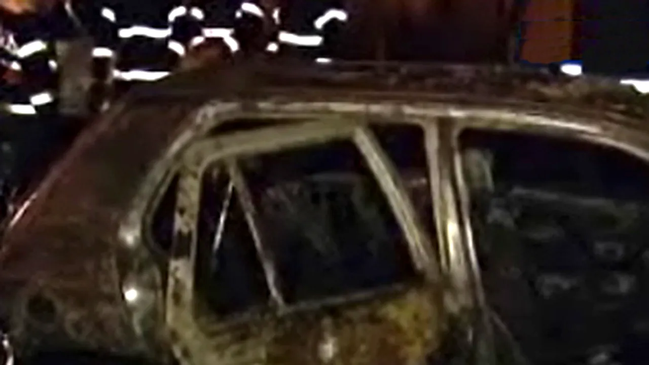 O maşină a luat foc, în Capitală, după ce mai multe persoane au încercat să o fure (Video)