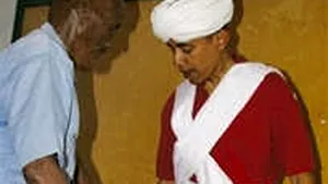 O poză cu Obama îmbrăcat după tradiţia musulmană agită tabăra democrată
