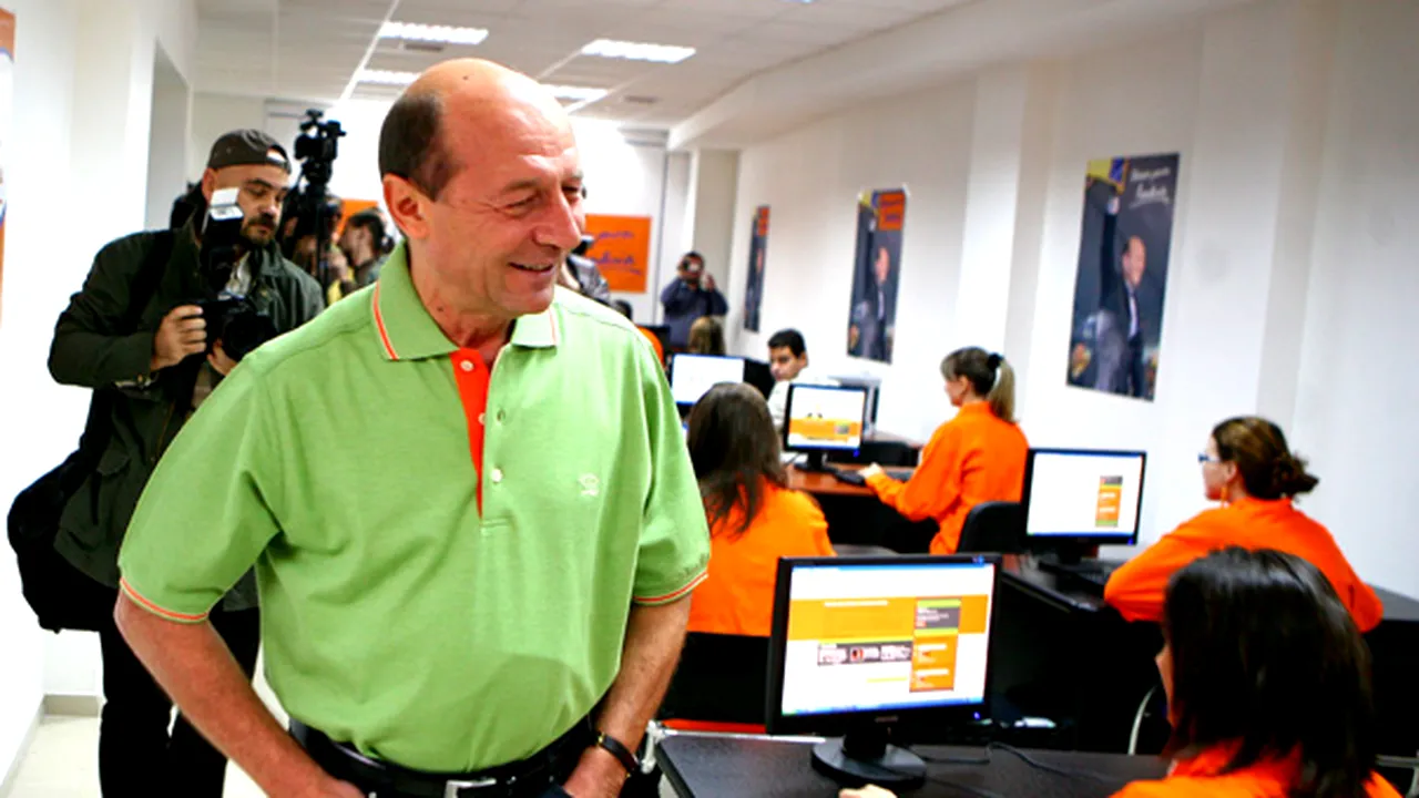 Băsescu şi-a vizitat sediul de campanie, din centrul Capitalei