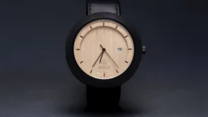 Doi tineri români au venit cu o idee unică: creează şi vând ceasuri de mână din lemn - GALERIE FOTO