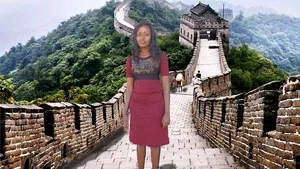 Fotografiile editate dezastruos în Photoshop care i-au permis unei femei kenyene să plece în vacanţă - GALERIE FOTO 