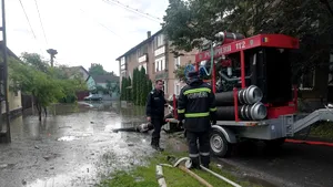 Bilanţul inundaţiilor: Peste 260 de persoane au fost evacuate din calea viiturilor/ Circulaţia rutieră, blocată pe mai multe drumuri naţionale