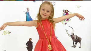 VIDEO. O fetiţă care suferă de o boală neurologică a ajuns să câştige milioane de dolari pe an