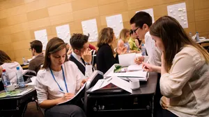 VIDEO | Aspire Academy: Căutăm oameni care vor să se schimbe ei înşişi, dar şi comunitatea din care vin