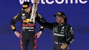 Hamilton a câştigat Marele Premiu al Arabiei Saudite, după un parcurs plin de evenimente şi o coliziune cu Verstappen