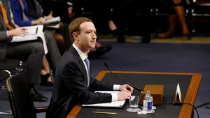 Detaliul insolit care a stârnit comentarii ironice în online. Mark Zuckerberg, ironizat pentru că a folosit un înălţător de scaun la audierea în Congresul american | FOTO