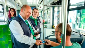 Societatea de Transport București reînnoiește uniformele controlorilor, după modernizarea flotei