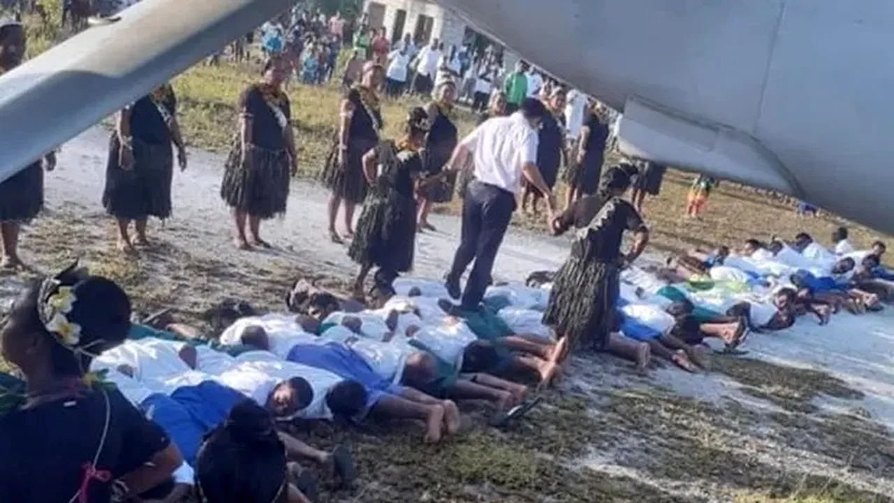 Adevărul despre imaginea cu ambasadorul Chinei călcând pe trupurile localnicilor din Kiribati 